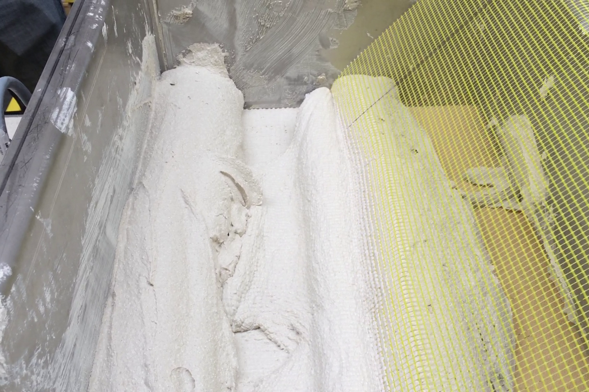 Coating plant for boards with mineral plaster