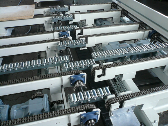 Chain conveyor with roller transfer